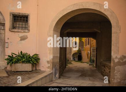 Un passage couvert historique dans le centre de Rovereto, dans le Trentin, au nord-est de l'Italie Banque D'Images