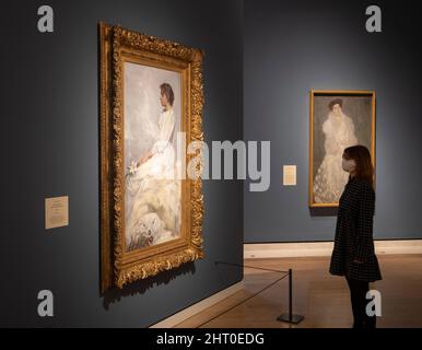 Royal Academy of Arts, Londres, Royaume-Uni. 23 février 2022. Œuvres de l'artiste James Abbott McNeill Whistler (1834-1903). La femme en blanc de Whistler : Joanna Hiffernan est la première exposition à examiner le rôle important joué par le modèle d’origine irlandaise Joanna Hiffernan (vers 1839-1886) dans la carrière artistique de Whistler. Image: D'autres artistes ont repris le thème. (À gauche) : Albert Herter, Portrait de Bessie (Mlle Elizabeth Newton), 1892. High Museum of Art, Atlanta ; (à droite) : Gustav Klimt, Portrait de Hermine Gallia, 1904. La National Gallery, Londres. Crédit: Malcolm Park/Alay Banque D'Images