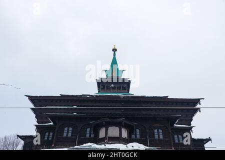 Cachemire, Inde. 25th févr. 2022. 26 février 2022, Srinagar, Jammu-et-Cachemire, Inde: Le sanctuaire soufi, Shahi-Hamdan, est couvert de neige lors d'une chute de neige à Srinagar, Jammu-et-Cachemire. (Credit image: © Adil Abbas/ZUMA Press Wire) Credit: ZUMA Press, Inc./Alamy Live News Banque D'Images