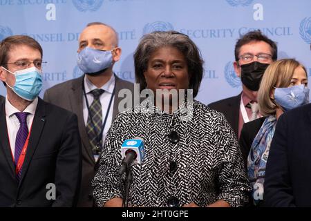 Nations Unies. 25th févr. 2022. L'Ambassadeur DES ÉTATS-UNIS Linda Thomas-Greenfield fait une déclaration sur les parties prenantes après le vote du Conseil de sécurité sur l'invasion russe en Ukraine au siège de l'ONU. Le Conseil de sécurité n'a pas adopté de résolution pour tenir la Russie responsable de son invasion en Ukraine. La Russie, en tant que membre permanent du Comité permanent, a voté son veto à la résolution, tandis que la Chine, l'Inde et les Émirats arabes Unis se sont abstenus. Elle a été surmontée par les ambassadeurs des pays alliés. (Credit image: © Lev Radin/Pacific Press via ZUMA Press Wire) Credit: ZUMA Press, Inc./Alamy Live News Banque D'Images