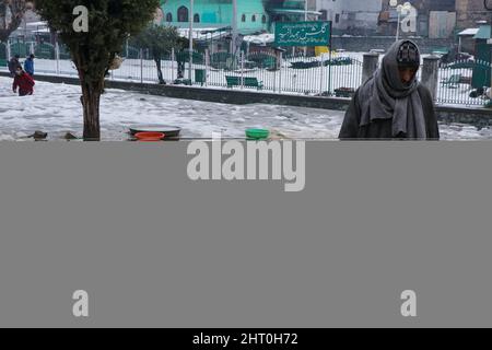 Cachemire, Inde. 25th févr. 2022. 26 février 2022, Srinagar, Jammu-et-Cachemire, Inde: Un homme nourrissant des pigeons à l'extérieur d'un sanctuaire soufi, Shahi-Hamdan, recouvert de neige lors d'une chute de neige fraîche à Srinagar, Jammu-et-Cachemire. (Credit image: © Adil Abbas/ZUMA Press Wire) Credit: ZUMA Press, Inc./Alamy Live News Banque D'Images