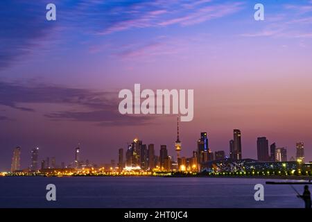 Vue en soirée sur la ville du Koweït, à côté de la plage, avec un ciel coloré en arrière-plan Banque D'Images