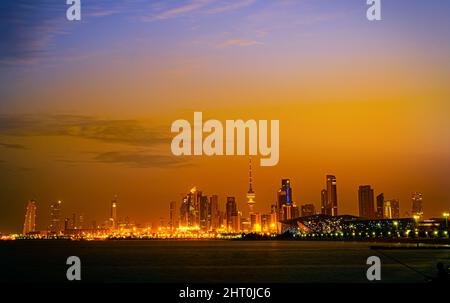 Vue en soirée sur la ville du Koweït, à côté de la plage, avec un ciel coloré en arrière-plan Banque D'Images