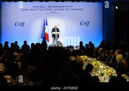 Le Président élu de la CRIF Francis Kalifat prononce un discours lors de la convention nationale de 11th du Conseil représentatif des institutions juives françaises (CRIF) à Paris, le 24 février 2022. Photo de Jacques Witt/Pool/ABACAPRESS.COM Banque D'Images