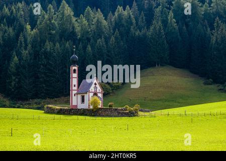 La chapelle Saint-Jean à Ranui à Saint-Magdalena dans la vallée de Villnöss en automne. Banque D'Images