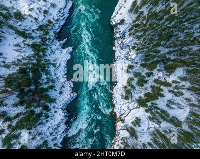 Vue aérienne des superbes chutes Kootenai sur la rivière Kootenai, comté de Lincoln, Montana en hiver Banque D'Images