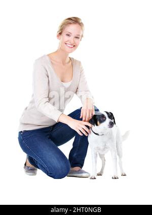 Nous prenons bien soin les uns des autres. Une magnifique jeune femme qui s'agenouille à côté de son Jack Russell. Banque D'Images