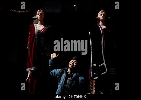 Bhaktapur, Bagmati, Népal. 26th févr. 2022. La lumière illumine les mannequins pendant qu'un homme pose pour une photo devant elle dans les rues de Bhaktapur. (Credit image: © Amit Machamasi/ZUMA Press Wire) Credit: ZUMA Press, Inc./Alamy Live News Banque D'Images