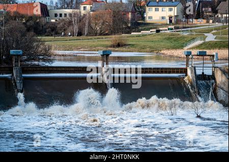 L'eau d'inondation printanière coule au-dessus des écluses de la rivière Berze, dans la ville de Dobele, en Lettonie Banque D'Images