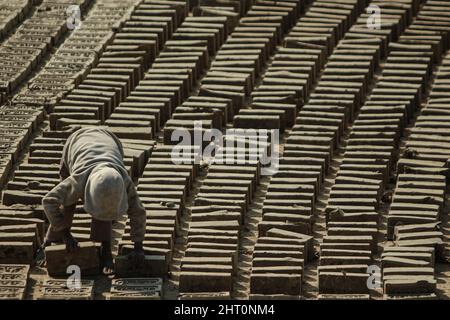 Bhaktapur, Bagmati, Népal. 26th févr. 2022. Un enfant travaillant à l'usine de briques de Bhaktapur. Les travailleurs migrants saisonniers indiens et népalais ont commencé à arriver dans les usines de briques autour de la vallée de Katmandou au début de la saison d'hiver. (Credit image: © Amit Machamasi/ZUMA Press Wire) Credit: ZUMA Press, Inc./Alamy Live News Banque D'Images