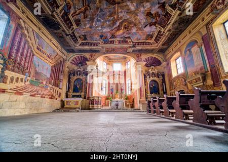 Vue intérieure de l'église Chiesa di Santa Croce - Convento di Sabiona, située au-dessus de la vallée d'Eisack. Banque D'Images