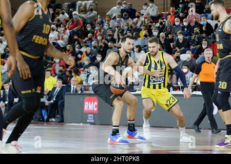 Monaco. 25th févr. 2022. Leo Westermann de Monaco et Marko Guduric de Fenerbahce lors du match de basket-ball Euroligue de Turkish Airlines entre AS Monaco basket et Fenerbahce Beko Istanbul le 25 février 2022 à la salle Gaston Medecin de Monaco - photo: Mathieu Coquillet/DPPI/LiveMedia crédit: Independent photo Agency/Alay Live News Banque D'Images