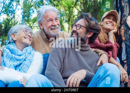 Joyeux famille caucasienne les pères et les fils se sont amusés ensemble dans la nature du parc extérieur. Portrait d'un groupe d'hommes et de femmes en amitié Banque D'Images