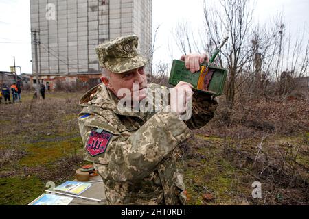 Non exclusif: SIURTE, UKRAINE - 19 FÉVRIER 2022 - Un membre du mouvement des vétérans de Zakarpattia est photographié lors d'un exercice militaire pour c Banque D'Images