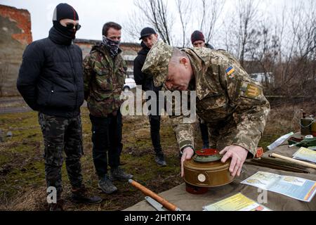 Non exclusif: SIURTE, UKRAINE - 19 FÉVRIER 2022 - un instructeur présente une mine lors d'un exercice militaire pour des civils effectué par le Moveme Banque D'Images