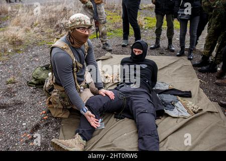 Non exclusif: SIURTE, UKRAINE - 19 FÉVRIER 2022 - un instructeur explique les principes de base des premiers secours lors d'un exercice militaire pour les civils effectué par le Banque D'Images