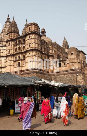 Extérieur du temple de Chaturbhuj avec des fidèles locaux à Orcha, Madhya Pradesh, Inde Banque D'Images