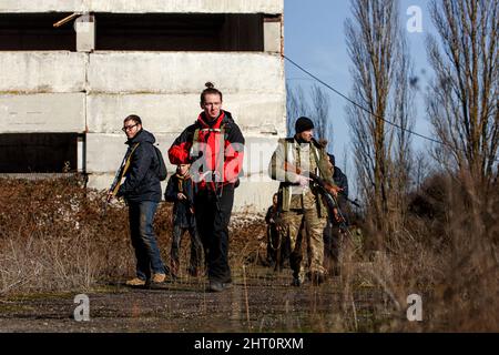 Non exclusif: SIURTE, UKRAINE - 19 FÉVRIER 2022 - les hommes pratiquent avec des fusils lors d'un exercice militaire pour des civils effectué par le mouvement du Banque D'Images