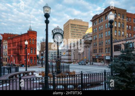 Utica, New York - 20 février 2022 : vue panoramique en soirée du quartier historique de Genesee Street, dans le centre-ville d'Utica, New York. Cette région est un régist national Banque D'Images