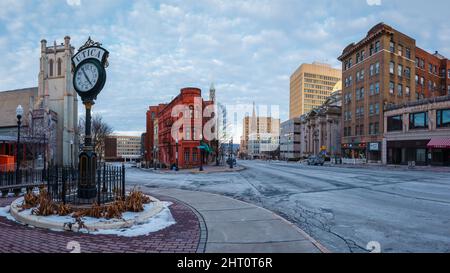 Utica, New York - 20 février 2022 : vue nocturne ultra-large du quartier historique de Genesee Street dans le centre-ville d'Utica, New York. Cette région est un National Banque D'Images