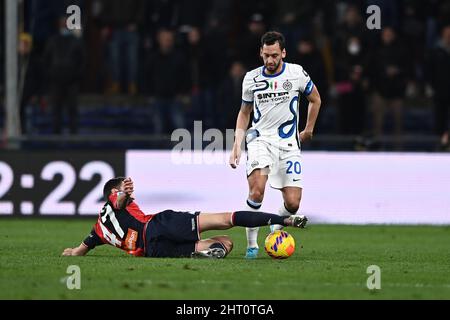 Gênes, Italie. 25th févr. 2022. Hakan Calhanoglu (Inter)Milan Badelj (Gênes) pendant le match italien 'erie A' entre Gênes 0-0 Inter au stade Luigi Ferraris, le 24 février 2022 à Gênes, en Italie. Credit: Maurizio Borsari/AFLO/Alay Live News Credit: AFLO Co. Ltd./Alay Live News Banque D'Images