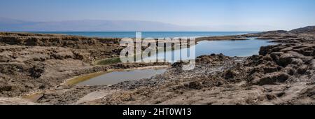 Une rangée de cavités naturelles au bord de la mer morte, Israël. Les montagnes de la Jordanie sont vues dans le ciel. Banque D'Images