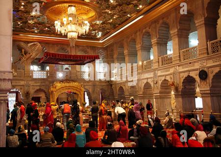 Intérieur du temple sikh Sisganj Gurdwara datant du 18th.siècle, dans le Vieux Delhi, Delhi, Inde; marquant la vue du martyre de Sikh Guru, Tegh Bahadur. Banque D'Images