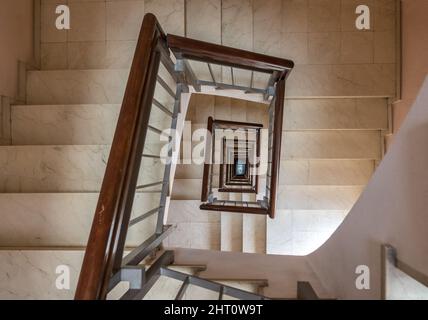 Escalier avec vue à angle élevé descendant les escaliers Banque D'Images