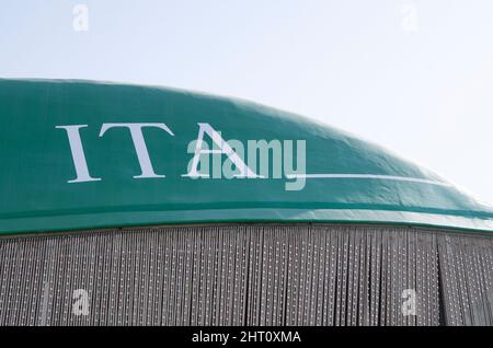 Mot ITA écrit sur le toit vert d'un bâtiment, Dubaï, Émirats arabes Unis. Banque D'Images
