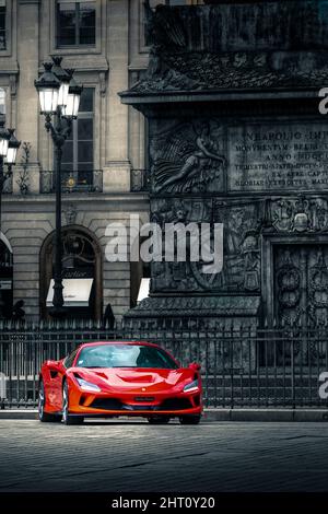 Paris, France - 29 avril 2021 : voiture rouge Ferrari en face de la colonne Vendôme à Paris Banque D'Images