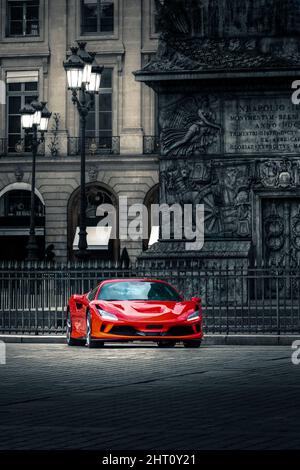 Paris, France - 29 avril 2021 : voiture rouge Ferrari en face de la colonne Vendôme à Paris Banque D'Images