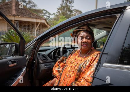 Portrait d'une femme dans ses années 60 assise dans la voiture. Les femmes et le concept de transport Banque D'Images