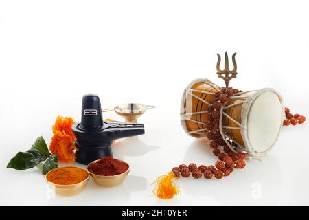 Carte de vœux Happy Maha Shivaratri - Shiva Linga décoré de fleurs, de trishula, de damru et de feuilles de bilva. Festival hindou célébré de Shiva Lord Banque D'Images