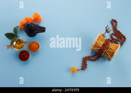 Carte de vœux Happy Maha Shivaratri - Shiva Linga décoré de fleurs, de trishula, de damru et de feuilles de bilva. Festival hindou célébré de Shiva Lord Banque D'Images