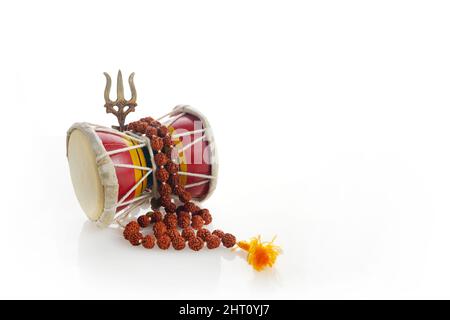 shivaratri-fond-avec-shivas-trident-et-pellet-drum-damroo-instrument-de