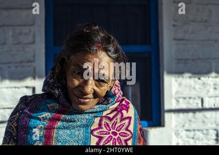 Portrait d'une femme âgée indienne des villages d'Uttarakhand Banque D'Images