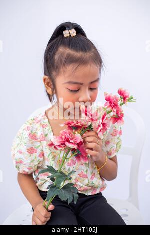 Un gros plan d'une petite fille de Malaisie, d'Asie du Sud-est, dans le studio de photoshoot Banque D'Images