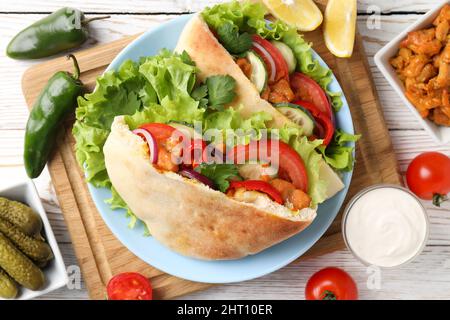 Concept de nourriture savoureuse avec des pitas et de la viande de poulet Banque D'Images