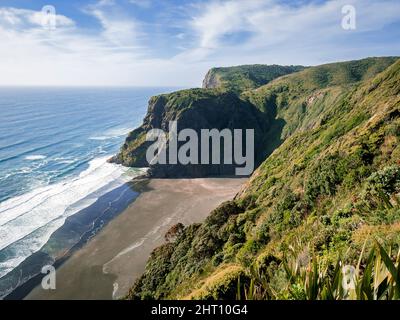 Te Ahua point, plage de Mercer Bay depuis le point d'observation de Comans Track à Karekare Banque D'Images