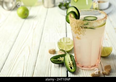 Concept de boisson avec cocktail Jalapeno, espace pour le texte Banque D'Images