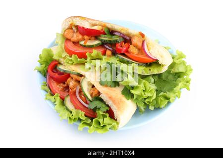 Assiette avec pitas et viande de poulet isolée sur fond blanc Banque D'Images