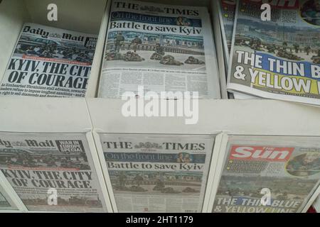 Londres, Royaume-Uni, 26 février 2022 : dans une galerie de journaux de supermarché, les pages de couverture de la presse nationale britannique affichent tous un soutien et une sympathie pour l'Ukraine et le peuple ukrainien après que Vladimir Poutine ait illégalement envahi le pays le 24 février 2022. L'armée ukrainienne tente de défendre Kiev et les Russes bombardent des immeubles d'appartements. Anna Watson/Alay Live News Banque D'Images