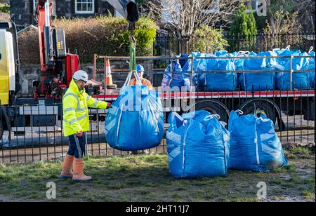 La société de construction Balfour Beatty livre une charge de terre végétale à Trinity Primary School, Édimbourg, Écosse, Royaume-Uni Banque D'Images