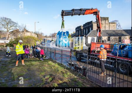 La société de construction Balfour Beatty livre une charge de terre végétale à Trinity Primary School, Édimbourg, Écosse, Royaume-Uni Banque D'Images