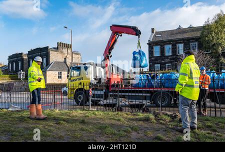 La société de construction Balfour Beatty livre une charge de terre végétale à Trinity Primary School, Édimbourg, Écosse, Royaume-Uni Banque D'Images