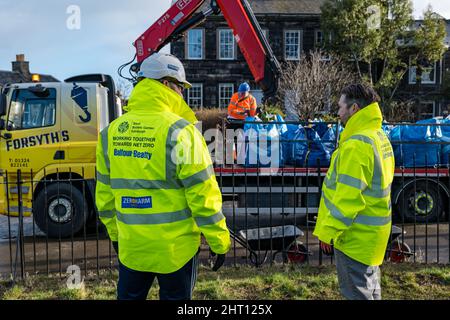 La société de construction Balfour Beatty livre une charge de terre végétale à Trinity Primary School, Édimbourg, Écosse, Royaume-Uni Banque D'Images