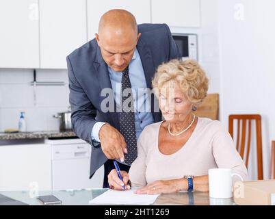 Agent aidant à la femme âgée Banque D'Images