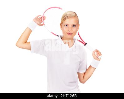 Se détend à propos du grand match. Portrait d'une belle jeune femme tenant sa raquette de tennis. Banque D'Images