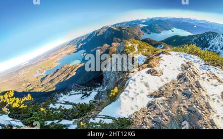 Vue panoramique bavaroise avec le lac et les montagnes Banque D'Images