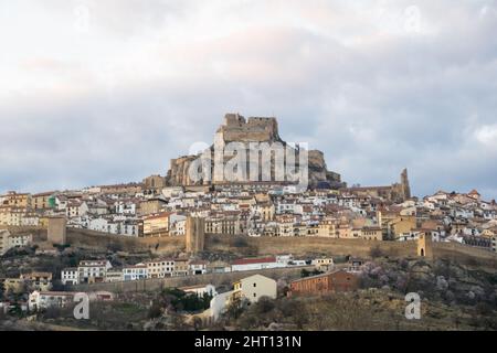 Vue sur le mur et le château médiéval de la ville de Morella, Espagne Banque D'Images